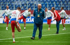 Команда, которую не ласкают: сборная России по футболу встретится с французами