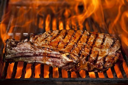 Ученые рассказали, что мясо, приготовленное на открытом огне, опасно для здоровья
