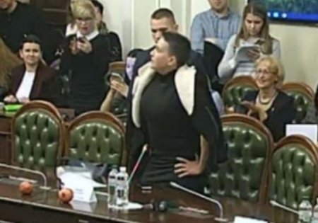 Дерзкая Савченко достала на заседании Рады гранаты, которые держит в своей сумке