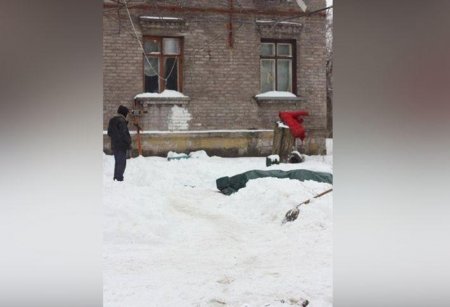 На Украине во дворе жилого дома из-за нехватки денег несколько дней стоит гроб с покойницей
