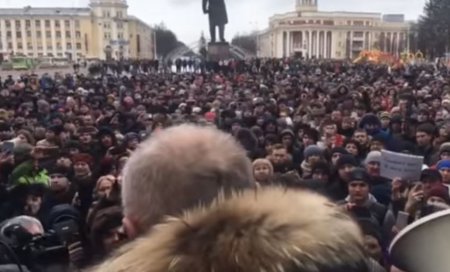 Сотни возмущенных жителей Кемерова пришли к властям, чтобы узнать правду о трагедии