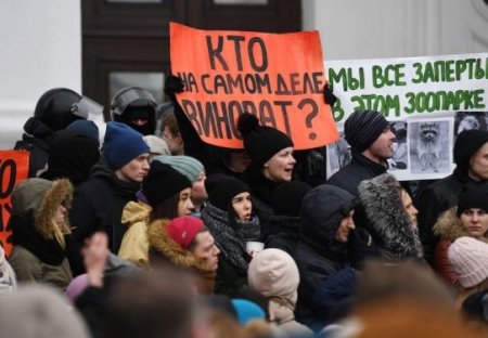 Тулеев так и не вышел к людям на митинге в Кемерово