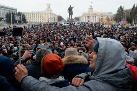 Кемеровские власти 10 часов оправдывались и объяснялись перед протестующими