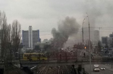 В Киеве около входа в метро начался мощный пожар