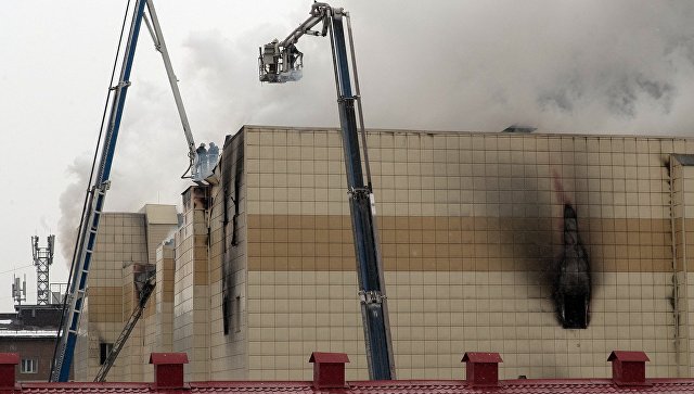 Спасатели проверили три этажа горящего ТЦ в Кемерово, погибших не нашли