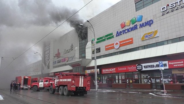 В Кемерово ликвидировали пожар в ТЦ "Зимняя вишня"