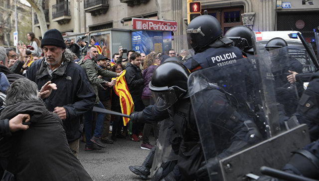 Число пострадавших в столкновениях в Каталонии достигло ста
