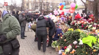 Люди несут цветы к месту трагедии в Кемерово