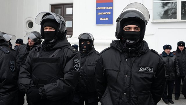 ОМОН обеспечивает порядок на митинге в центре Кемерово