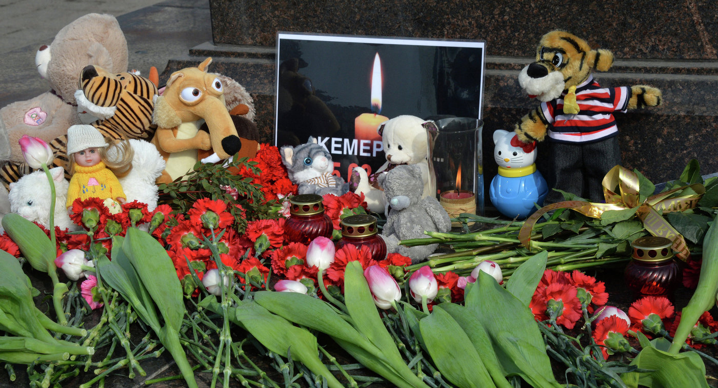Сборная России, руководство РФС и FFF возложили цветы в память о жертвах в Кемерове