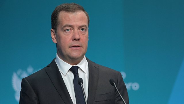 Медведев призвал учиться зарабатывать на несырьевом экспорте