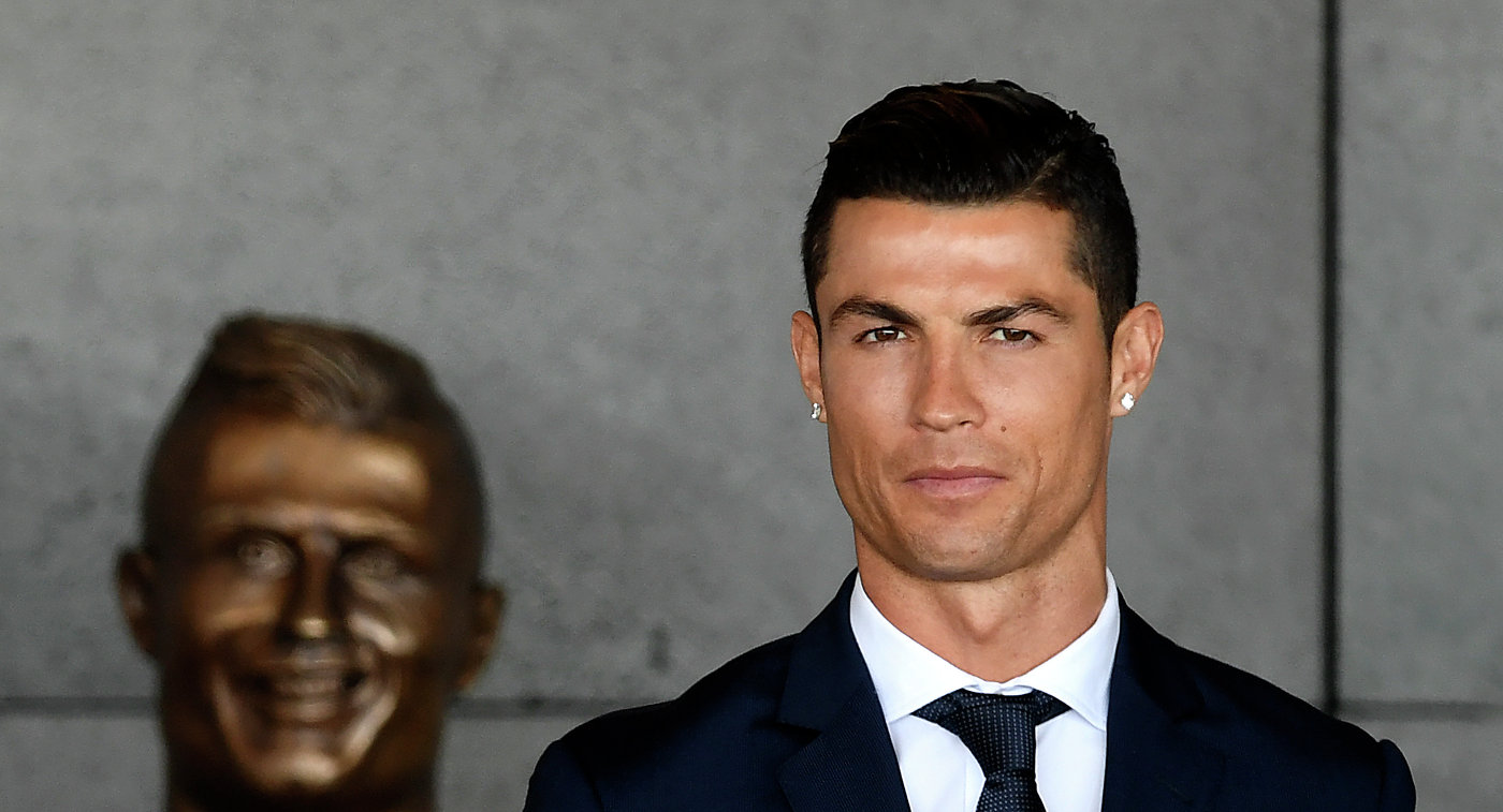 Автор "устрашающего" бюста Роналду представил новую статую футболиста