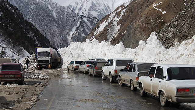 Транскавказская магистраль закрыта для движения из-за камнепада
