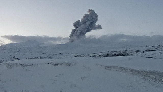 На Курилах вулкан выбросил столб пепла почти на три километра