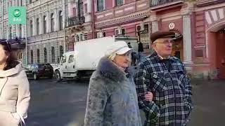 Сотрудники генконсульства США покидают здание на Фурштатской улице в Петербурге