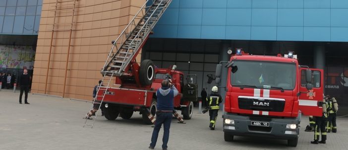 В Мариуполе провели учебную эвакуацию посетителей торгового центра (Фото, видео)
