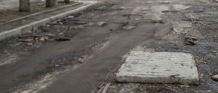 Луганск после зимы остался без дорог (Фото)