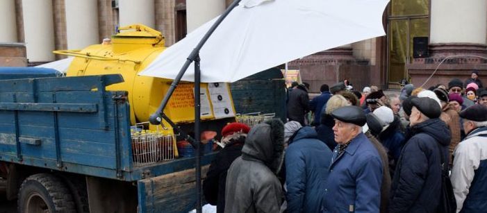 В Донецке в центре города устроили филиал базара (Фото)
