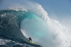 Волна с девятиэтажку: бразильский серфер установил мировой рекорд - РИА Новости, 30.04.2018