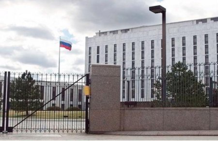 Daily Mail: российские дипломаты гордо подняли флаг своей страны, уезжая из посольства в США