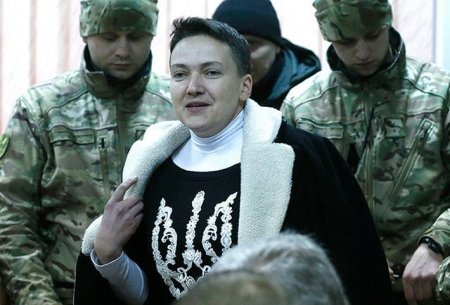 К продолжающей 14 дней голодовку Савченко приехала скорая помощь