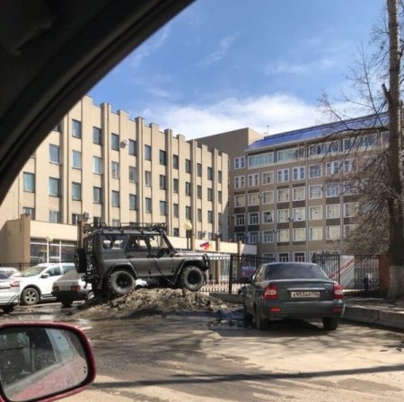 В Воронеже сфотографировали «высокогорную» парковку черного УАЗ