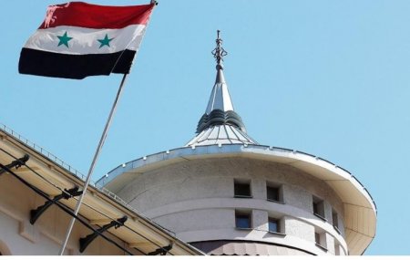 Москвичи начали приносить цветы к зданию посольства Сирии в знак солидарности