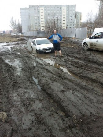 В Омске автомобили тонут в грязи на дорогах