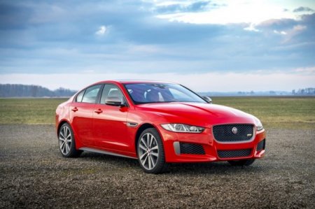 В РФ появились «спортивные» седаны Jaguar XE и XF в версии 300 Sport