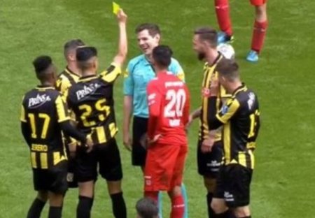 Футболист поднял над судьей желтую карточку