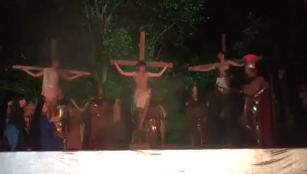 В Бразилии зритель ворвался на сцену, чтобы спасти "Иисуса" от распятия - РИА Новости, 01.04.2018