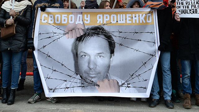 Российские дипломаты в США встретились с заключенным летчиком Ярошенко