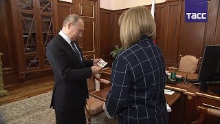 Памфилова вручила Путину удостоверение президента