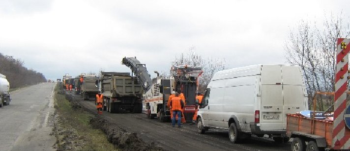 На Донетчине между Краматорском и Славянском ремонтируют национальную трассу (Фото)