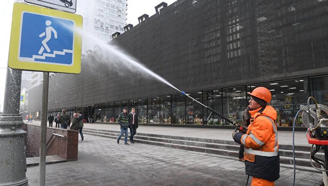 В Москве начали промывку дворов, парковок и тротуаров после зимы