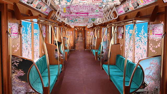 В Токио появились необычные поезда с цветущей сакурой