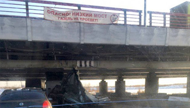 В Петербурге "Газель" проехала под мостом с надписью "Газель не проедет"