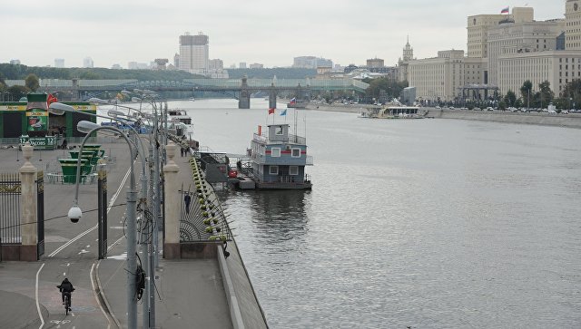 В Парке Горького почистят от грязи гранитную облицовку причала