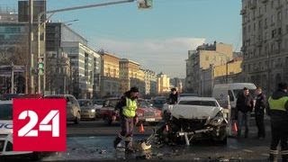 Mercedes протаранил скорую помощь в центре Москвы - Россия 24