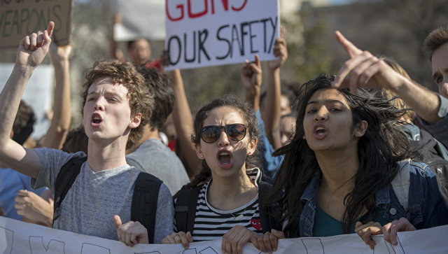 В США школьники выступили против требования носить прозрачные рюкзаки - РИА Новости, 05.04.2018