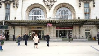 Passengers of Paris suburban line enter train through windows