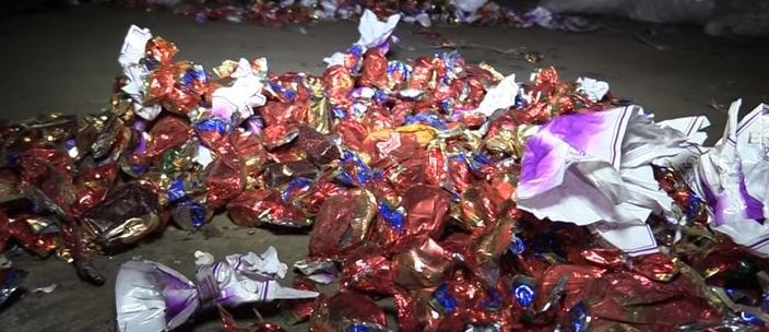 Жителей Донецка кормили просроченными конфетами (Фото)