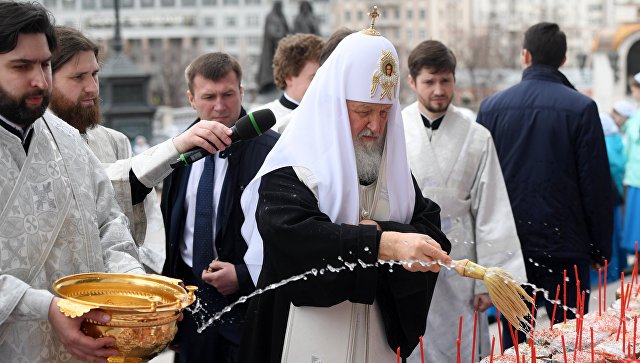 Патриарх Кирилл освятил куличи в шести храмах в Новой Москве