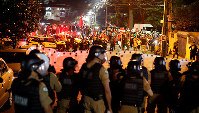В Бразилии восемь человек, включая детей, ранены в беспорядках после ареста экс-президента