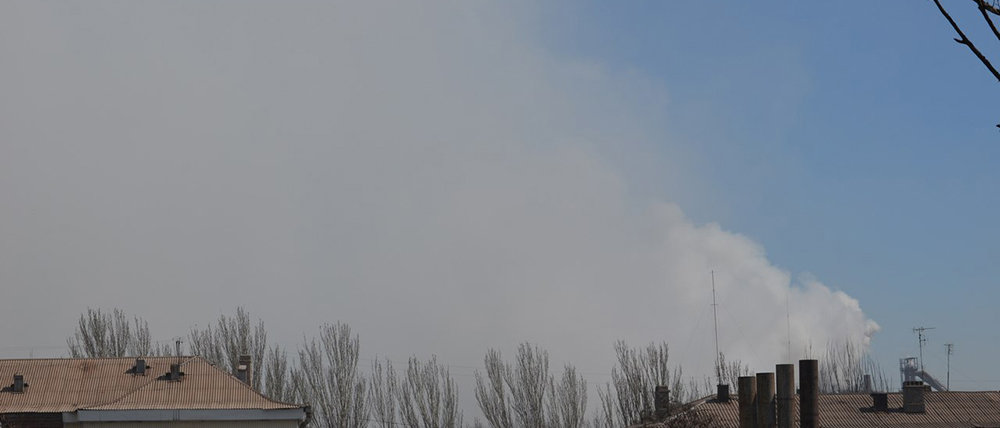 Енакиево в дыму: Ничего страшного – завод останавливают (Фото)