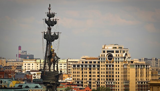 Памятники Петру I и Владимиру Великому в Москве помоют в течение месяца