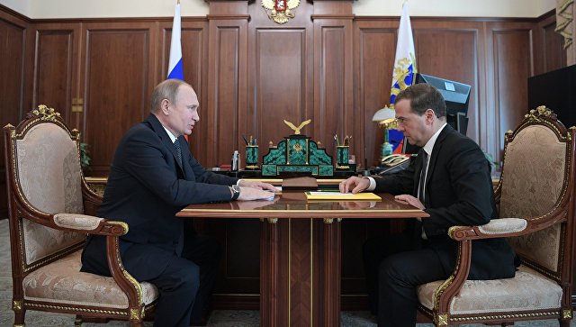 Путин поручил Медведеву проанализировать выполнение "майских указов"