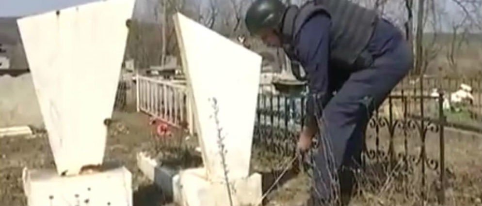 Земля может выдать все, что угодно: На Донбассе саперы проверяют кладбища (Видео)