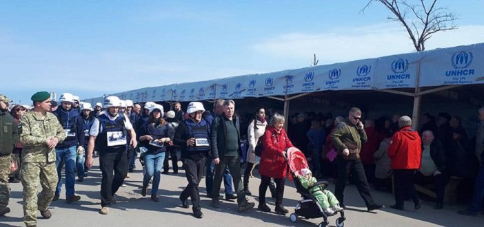 Дорога ада: Спецпредставителю ОБСЕ показали КПВВ «Станица Луганская» (Фото)