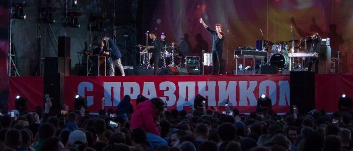 В честь затопления «Юнкома»: В Донецке прокомментировали концерт российских артистов (Фото)